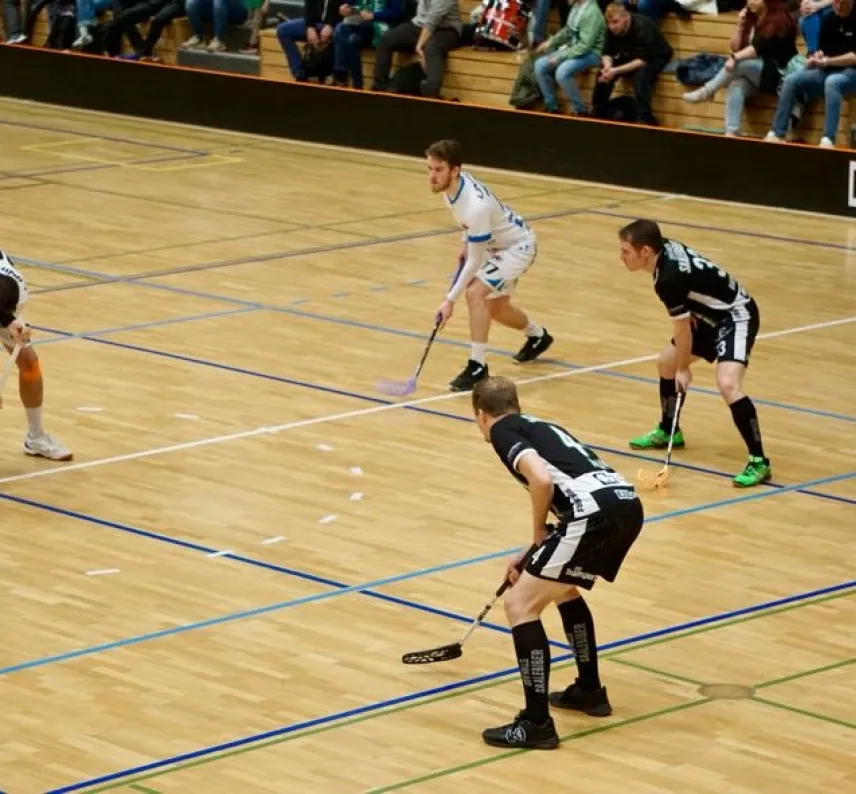 zu sehen ist eine Bully /Anstoßsiutation im Floorball-Spiel