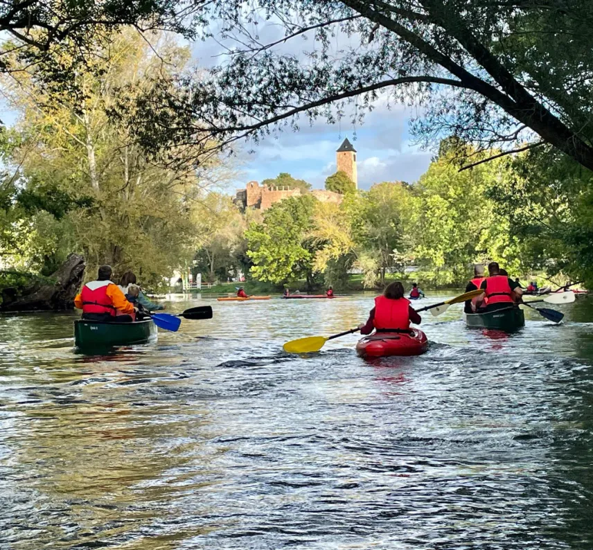 3 Boote auf der Saale, Burg Giebichenstein im Hintergrund