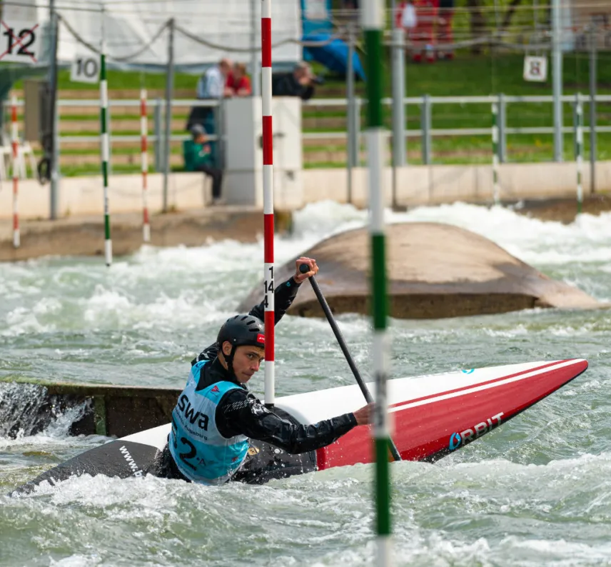 Nachwuchs-Sportler auf einer Kanu-Slalom-Strecke