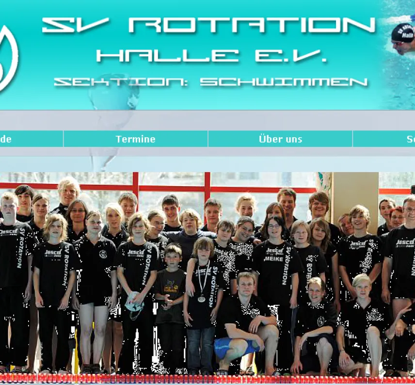 Rotation Halle Schwimmen: Mannschaftsfoto vieler Schwimmerinnen und Schwimmer in Trikots in Schwimmhalle