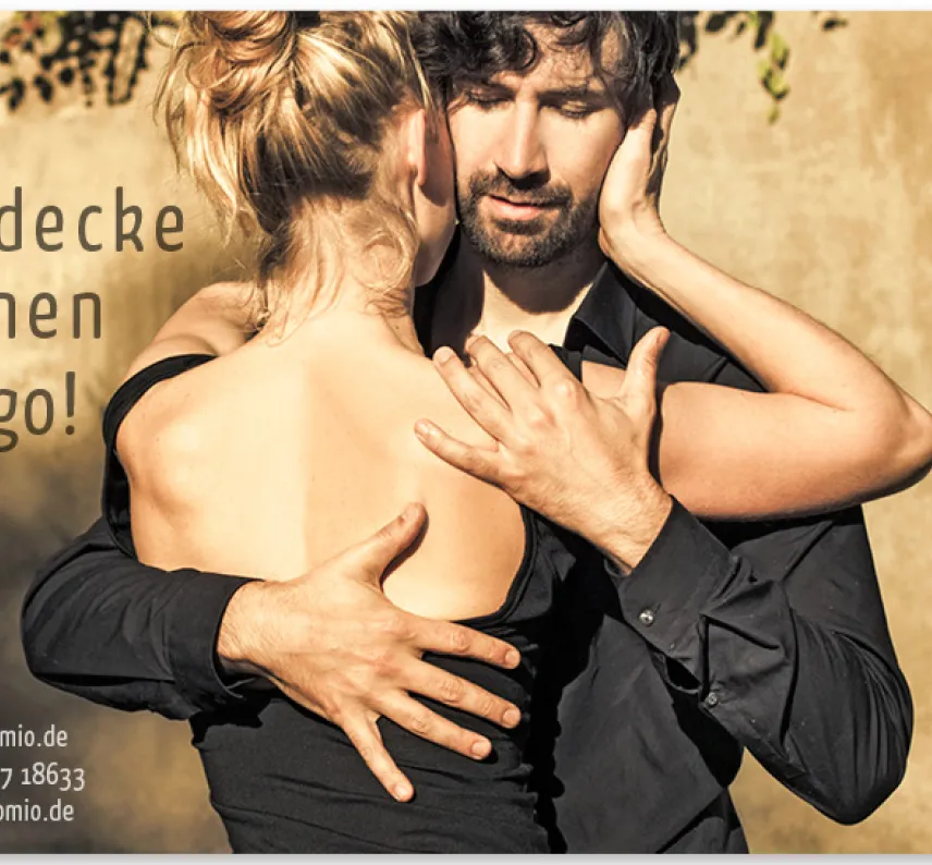 Werbung Tango Mio Halle: Bild in Sepie: Ein Paar tanzt eng umschlungen.