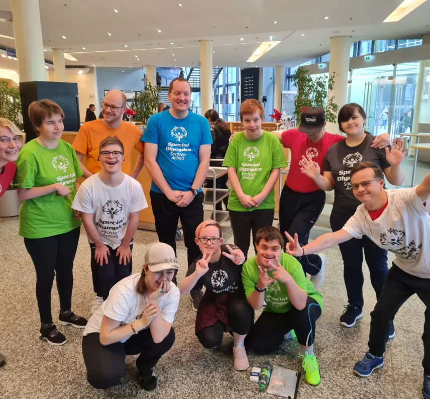 Der Tanztreff: Die Sportlerinnen und Sportler posieren für die Kamera.