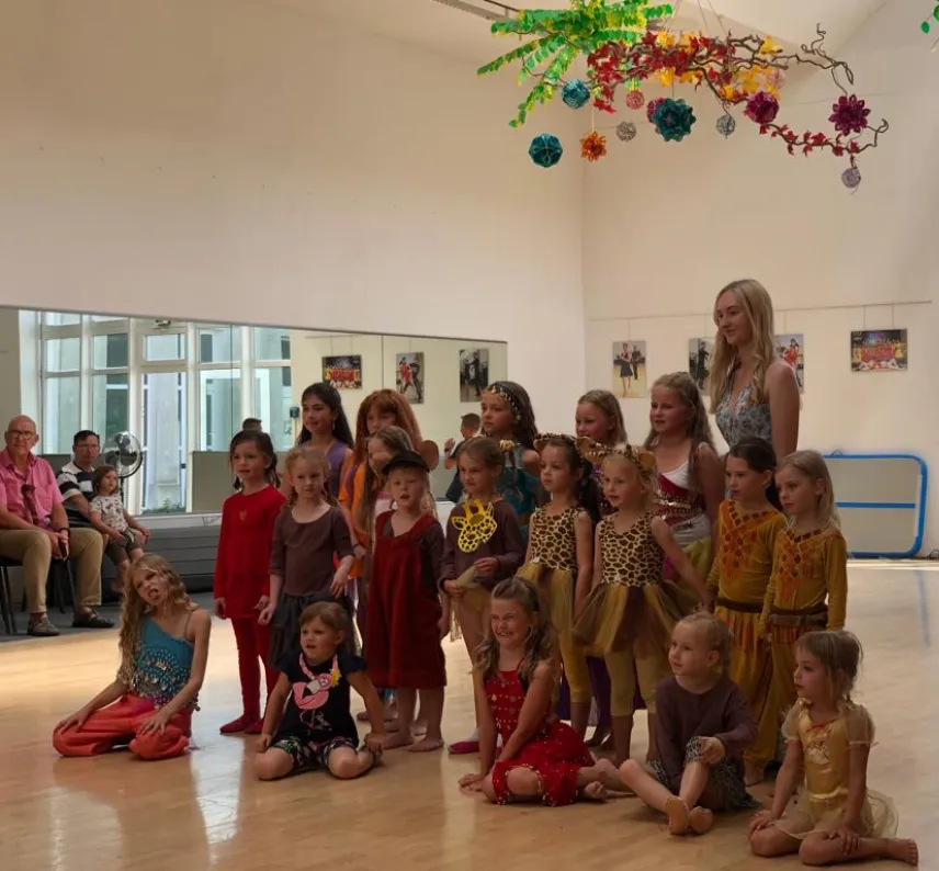 Kindertanzshow 2022: Kinder in Tanzoutfit posieren fürs Foto.