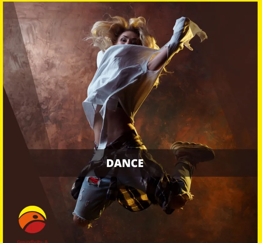 Frau beim Tanzen vor dunklem Hintergrund bei einem Sprung. Ihre Kleidung weht.