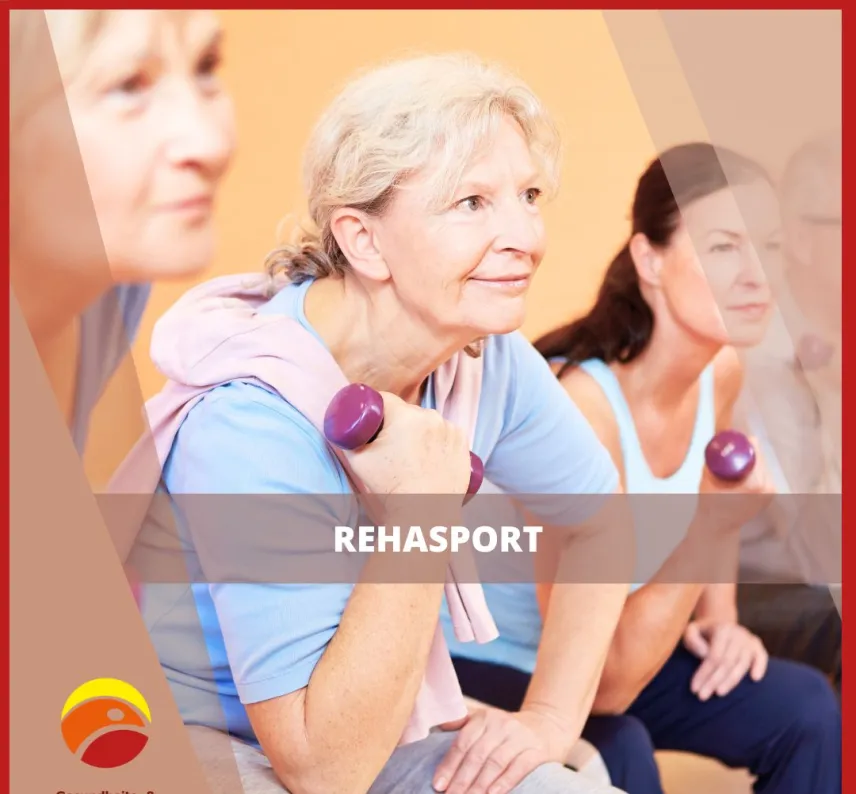 Frau im blauen T-Shirt mit Hantel in der Hand.