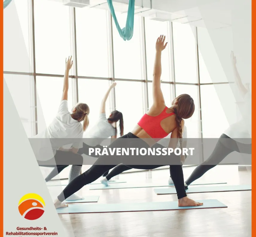 Mehrere Personen in einem Sportraum auf Gymnastikmatten machen eine Gymnastikpose in der Hocke mit einem Arm in der Luft.