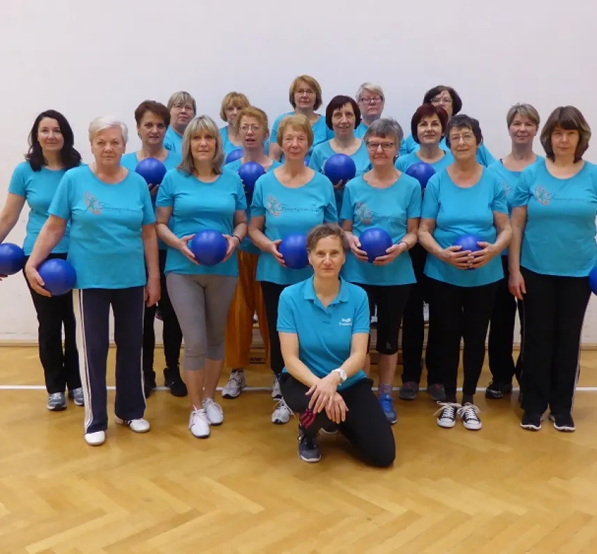 Frauen einer Aerobic-Gruppe des FSV posieren in blauen T-Shirts mit blauen Bällen.
