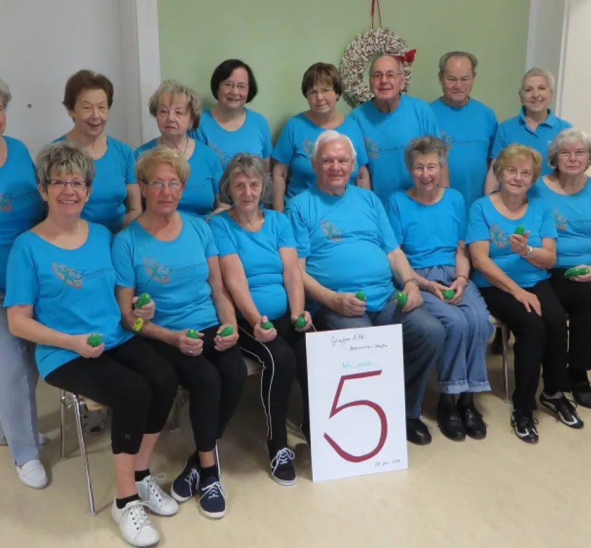 Die Sportgruppe Gymnastik des FSV posiert in blauen T-Shirts.