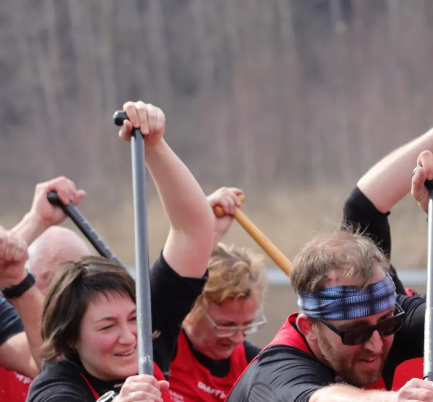 Das Bild zeigt Drachenbootsportler beim Paddeln