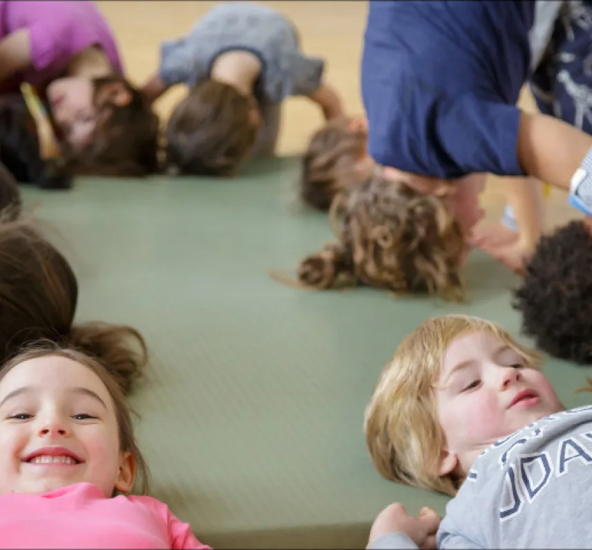 eine Kindergruppe auf der Judomatte