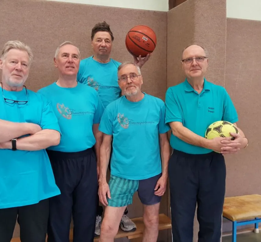Die Fußballer des FSV posieren in blauen T-Shirts.