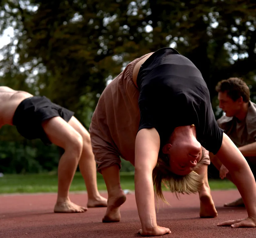 Eine Trainingsgruppe trainiert Brücke.