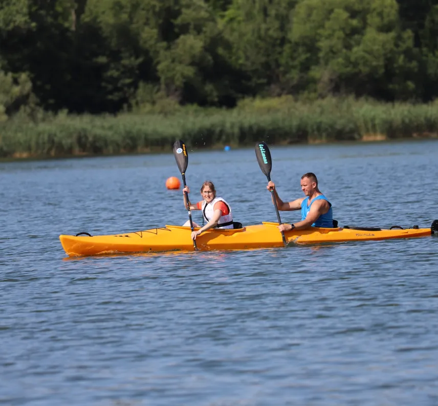Zwei Personen padden in einem Kajak Zweier unified auf dem See.