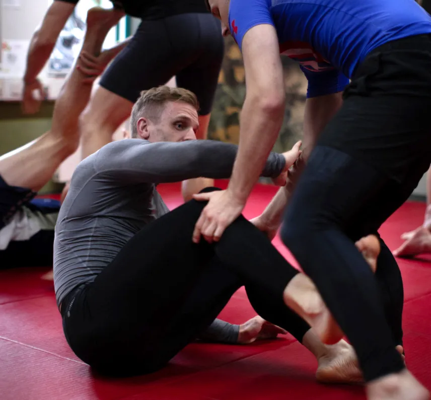 Zwei Kampfsportler im Bodenkampf