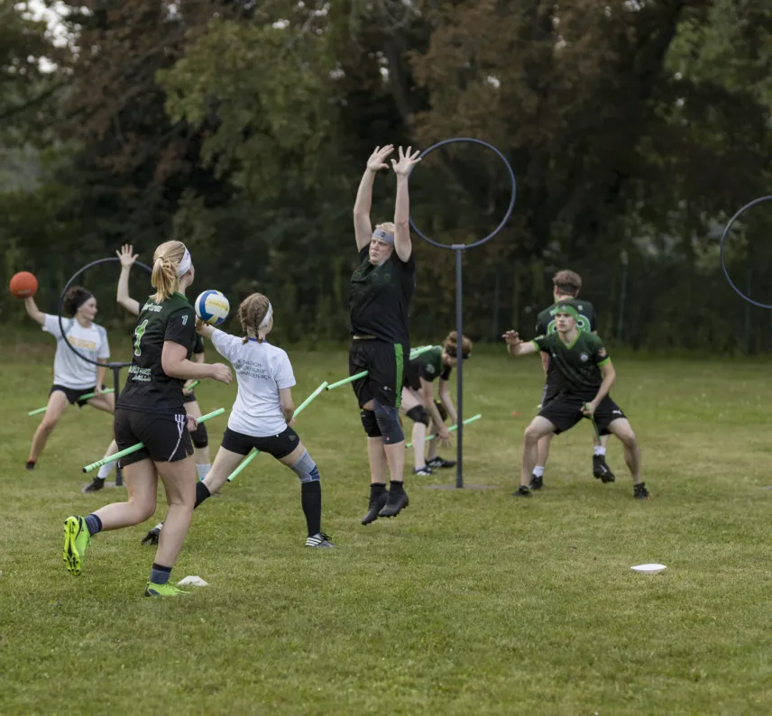 Quadballer aus der Ferne beim Spielen