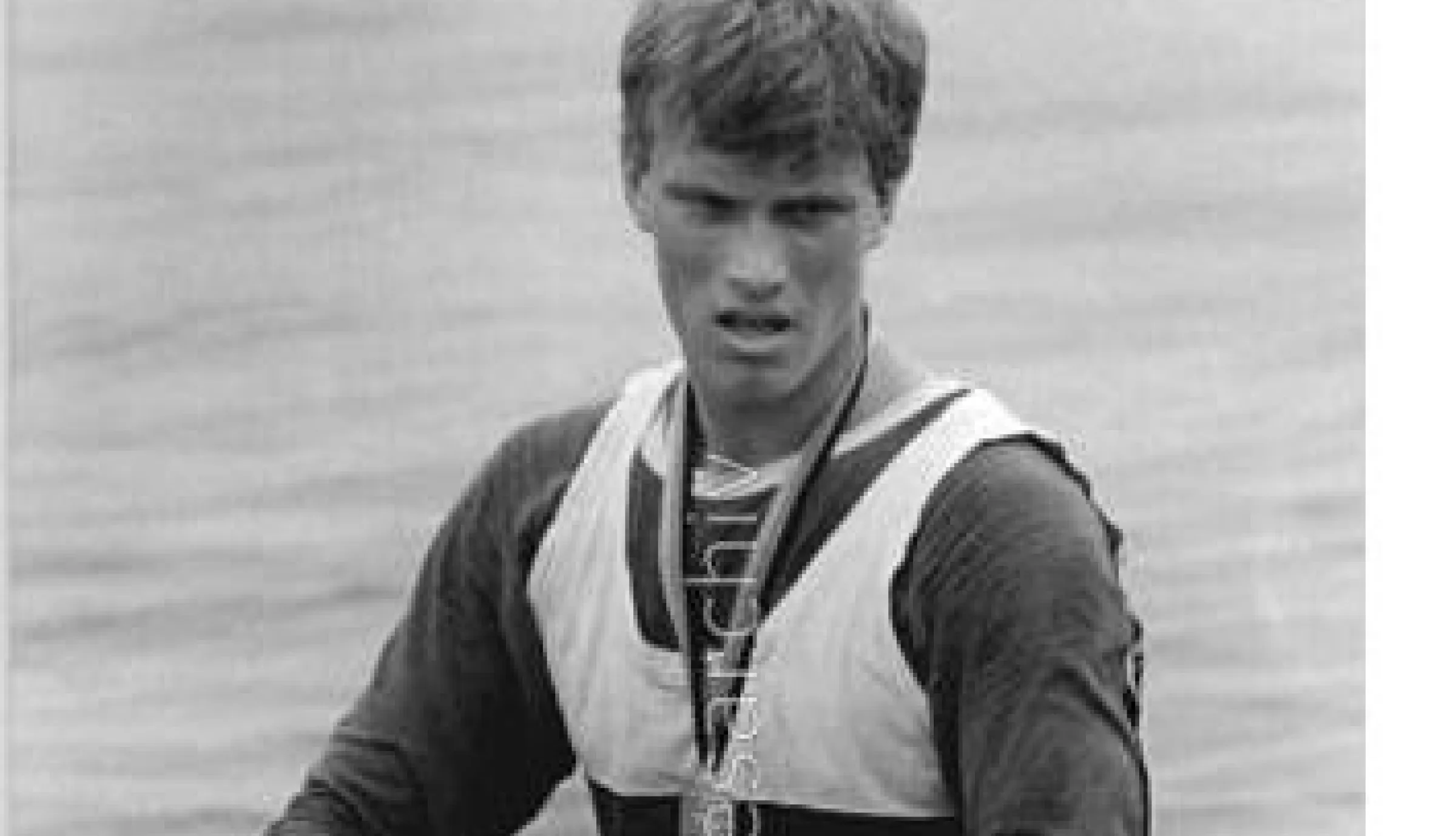 Schwarz-Weiß-Foto von Hajek mit Medaille im Ruderboot.
