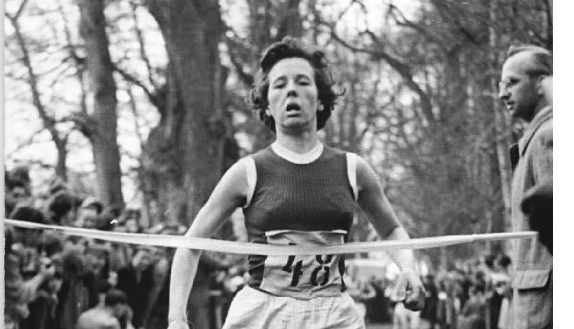 Ulla Donath in einem Schwaz-Weiß-Foto kurz vorm Zielband eines Laufs.