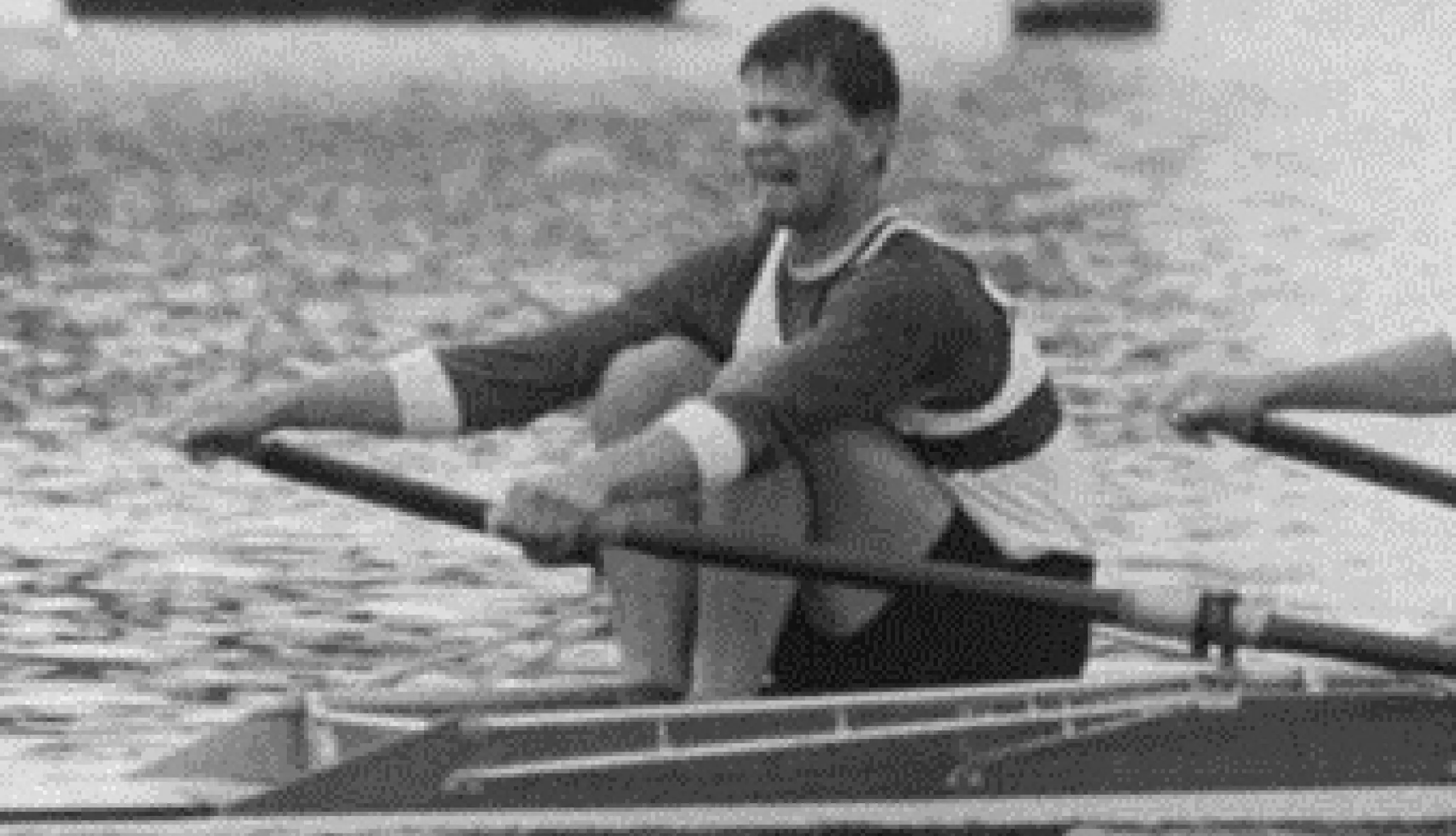 Heppner im Ruderboot in Bewegung.