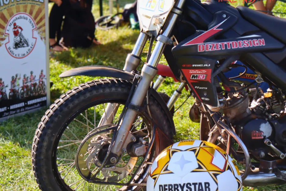 Bildausschnitt mit Motoball-Bike und Ball