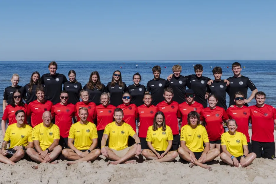 DLRG Mannschaftsfoto am Strand