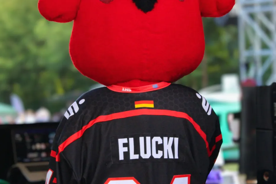 Zu sehen ist Flucki, das Maskottchen der Saale Bulls, von hinten.