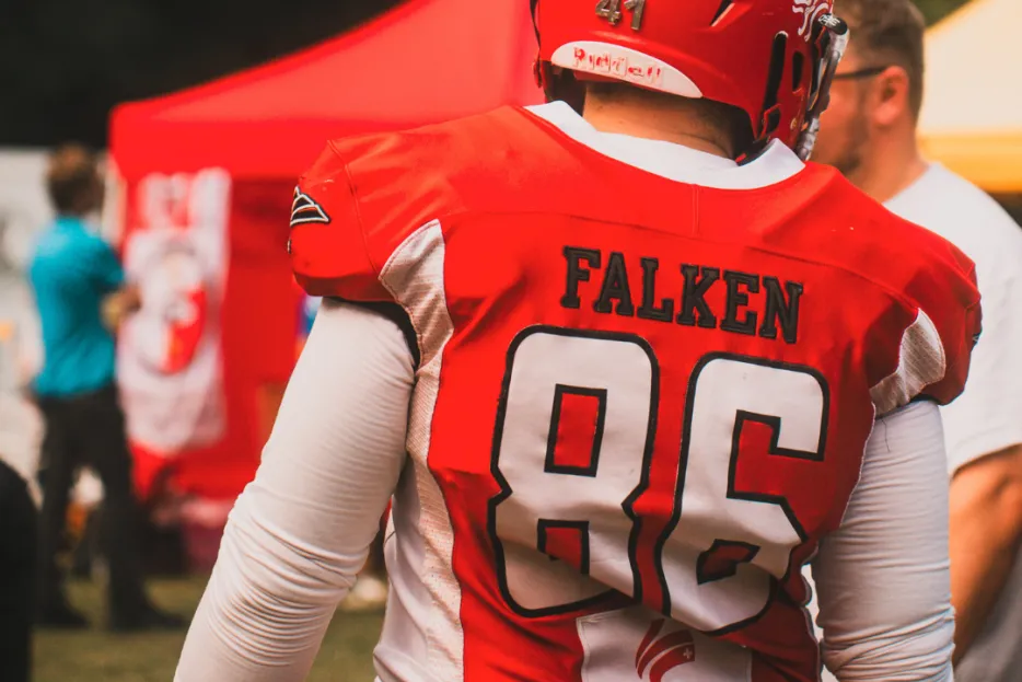 Ein Spieler der Footballer aus Halle in voller Ausrüstung von hinten fotografiert.