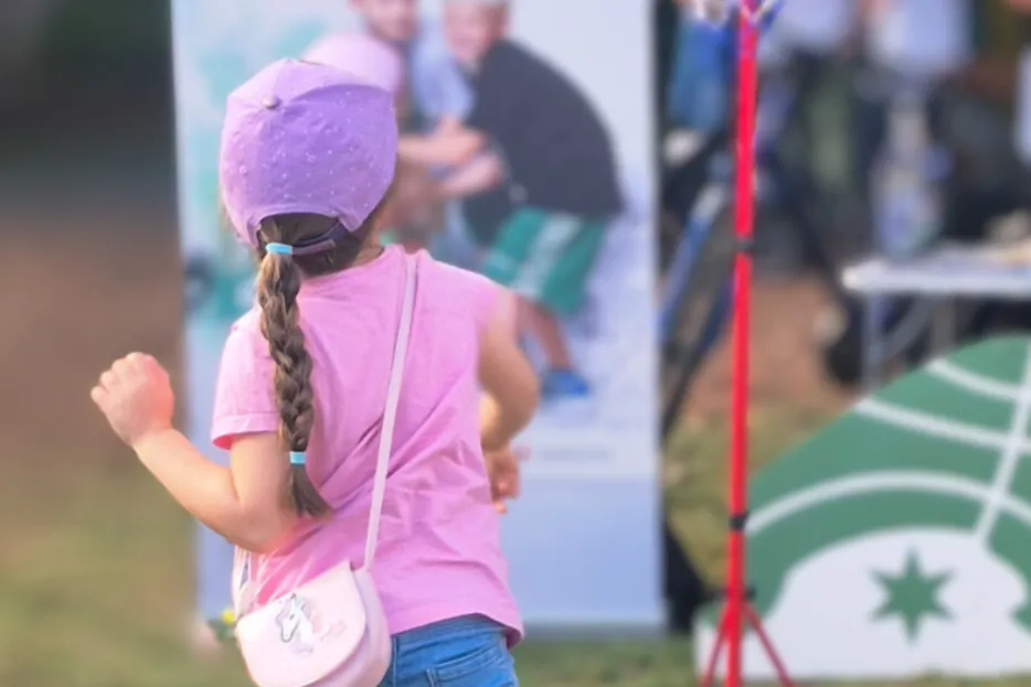 Ein junges Mädchen wirft einen Basketball auf einen Korb.
