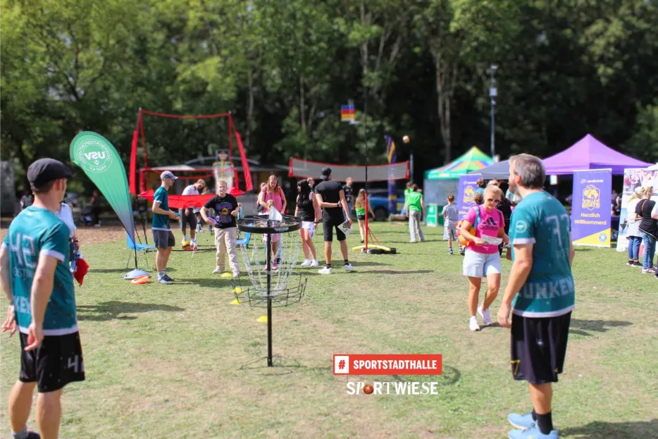 Menschen werfen auf Frisbee-Golf-Korb