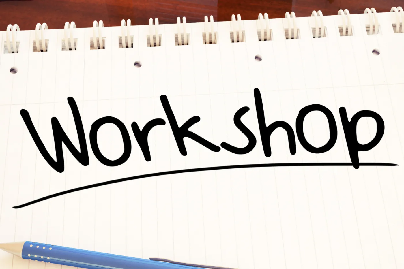 Symbolbild Workshop Symbolbild: Wort "Workshop" auf einem Stück Papier, daneben Stifte und ein Glas mit Saft.