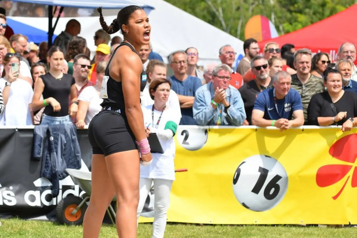 Olympiasiegerin Yemisi Ogunleye nach einem Wurf im Jubel.