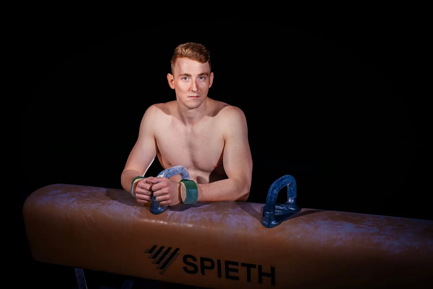 Turner Nils Dunkel lehnt auf einem Pauschenpferd.