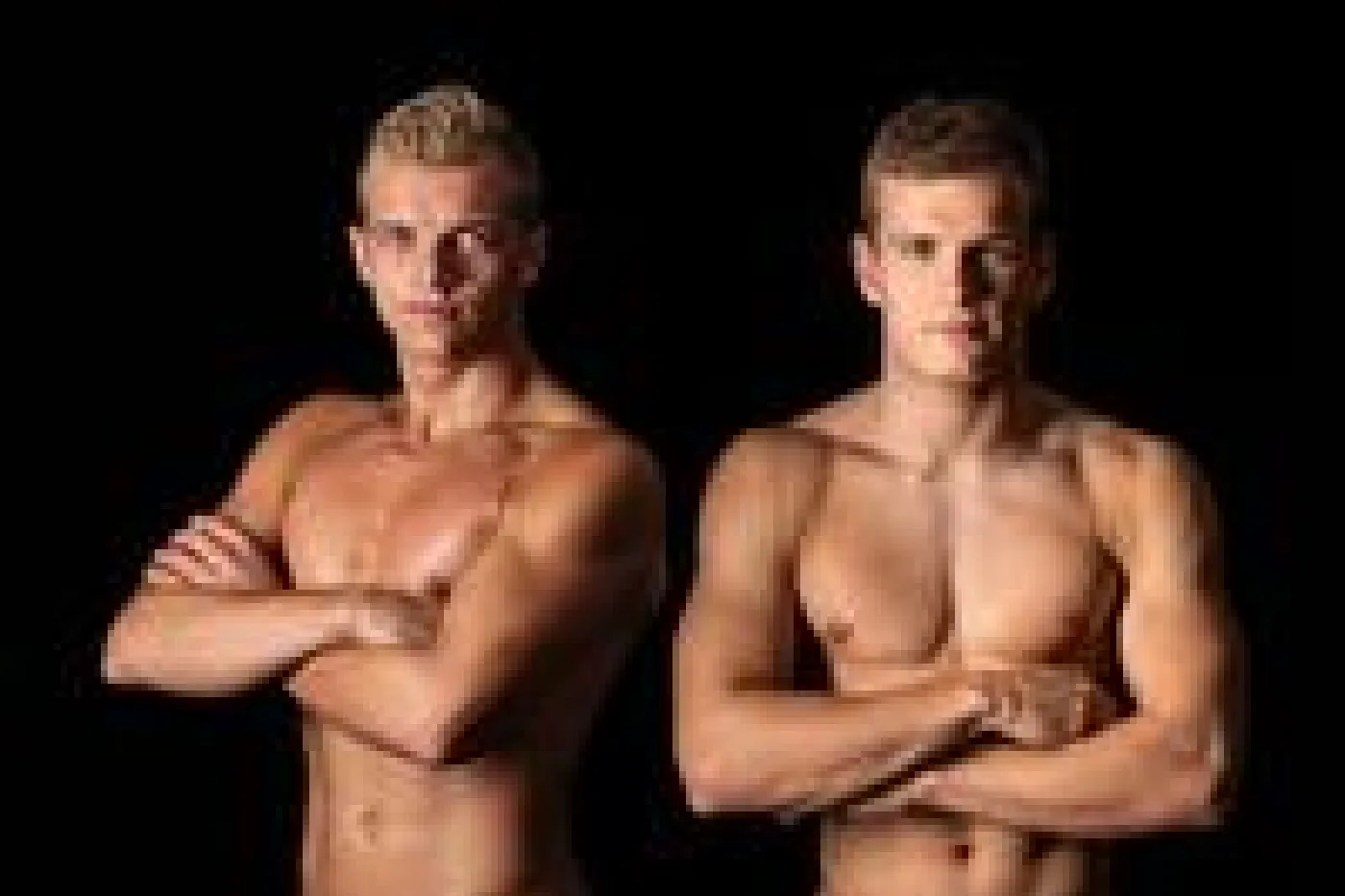 Zu sehen sind die Wasserspringer Timo Barthel (links) und Moritz Wesemann (rechts) in Badehose.