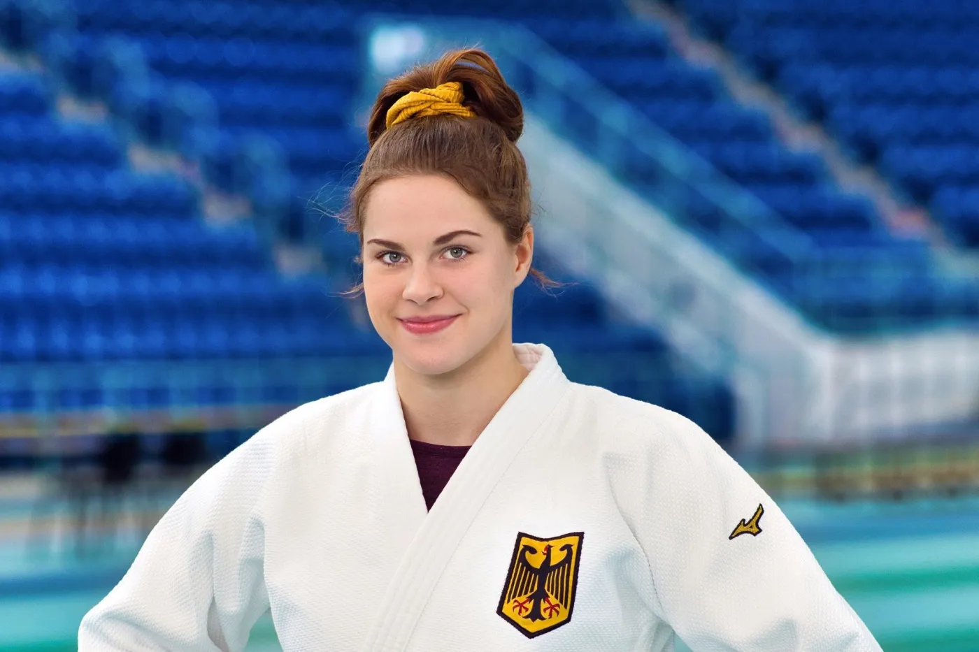 Judoka Friederike Stolze in Judogi in einer Sporthalle.