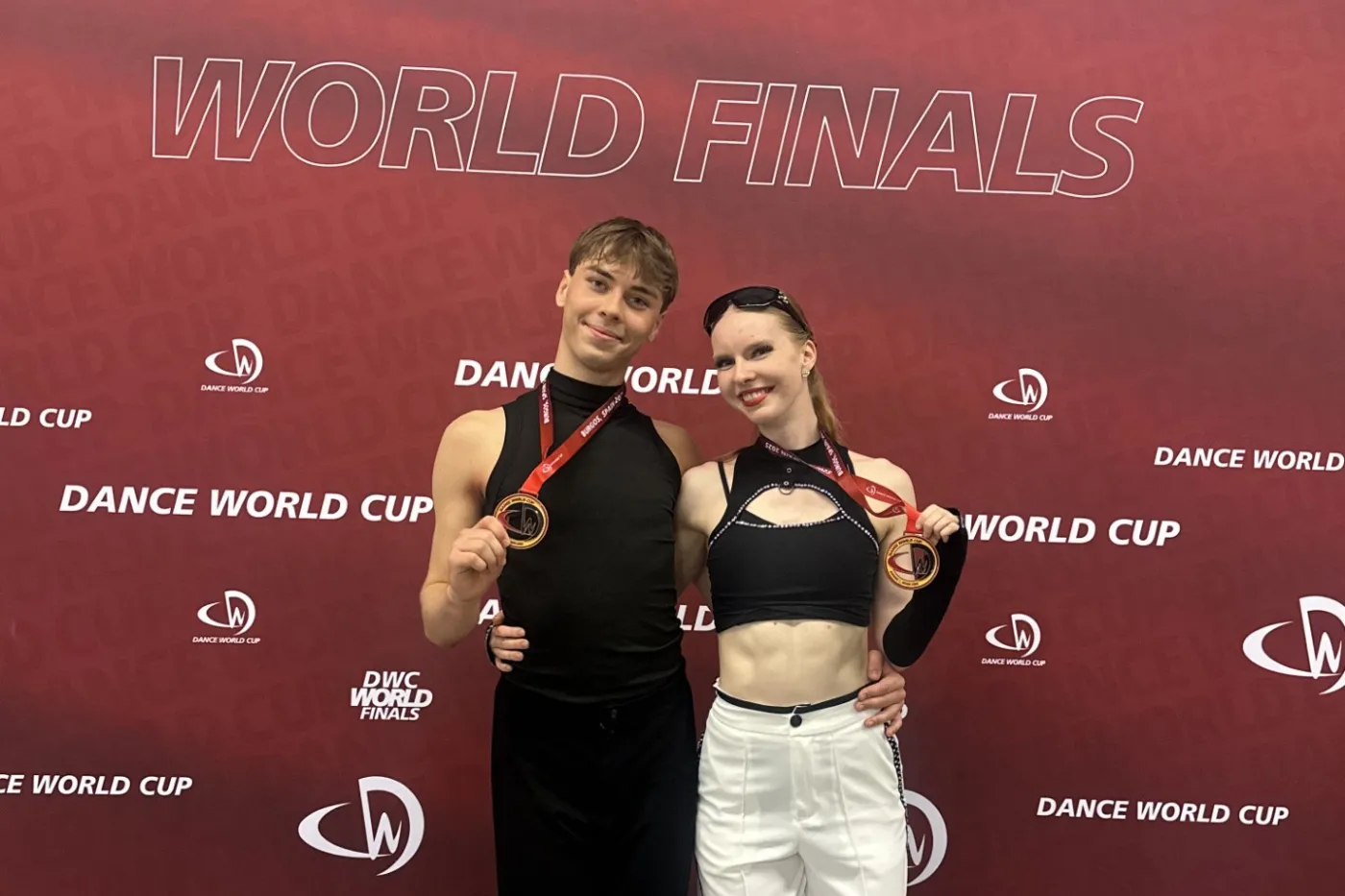 Niklas Funke und Valentina Wiesener posieren mit Medaille fürs Foto.