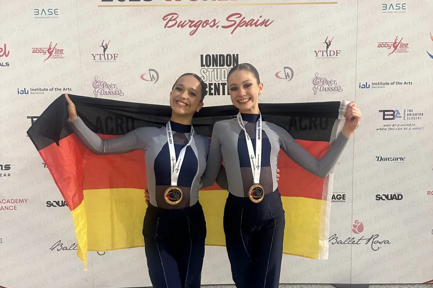 Loona Höft und Amelie Heilemann posieren gemeinsam fürs Foto.