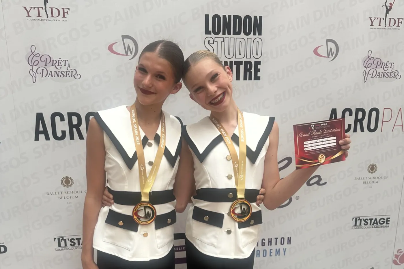 Henriette Luci und Tessa Oertel posieren im Tanzoutfit mit Medaille fürs Foto.