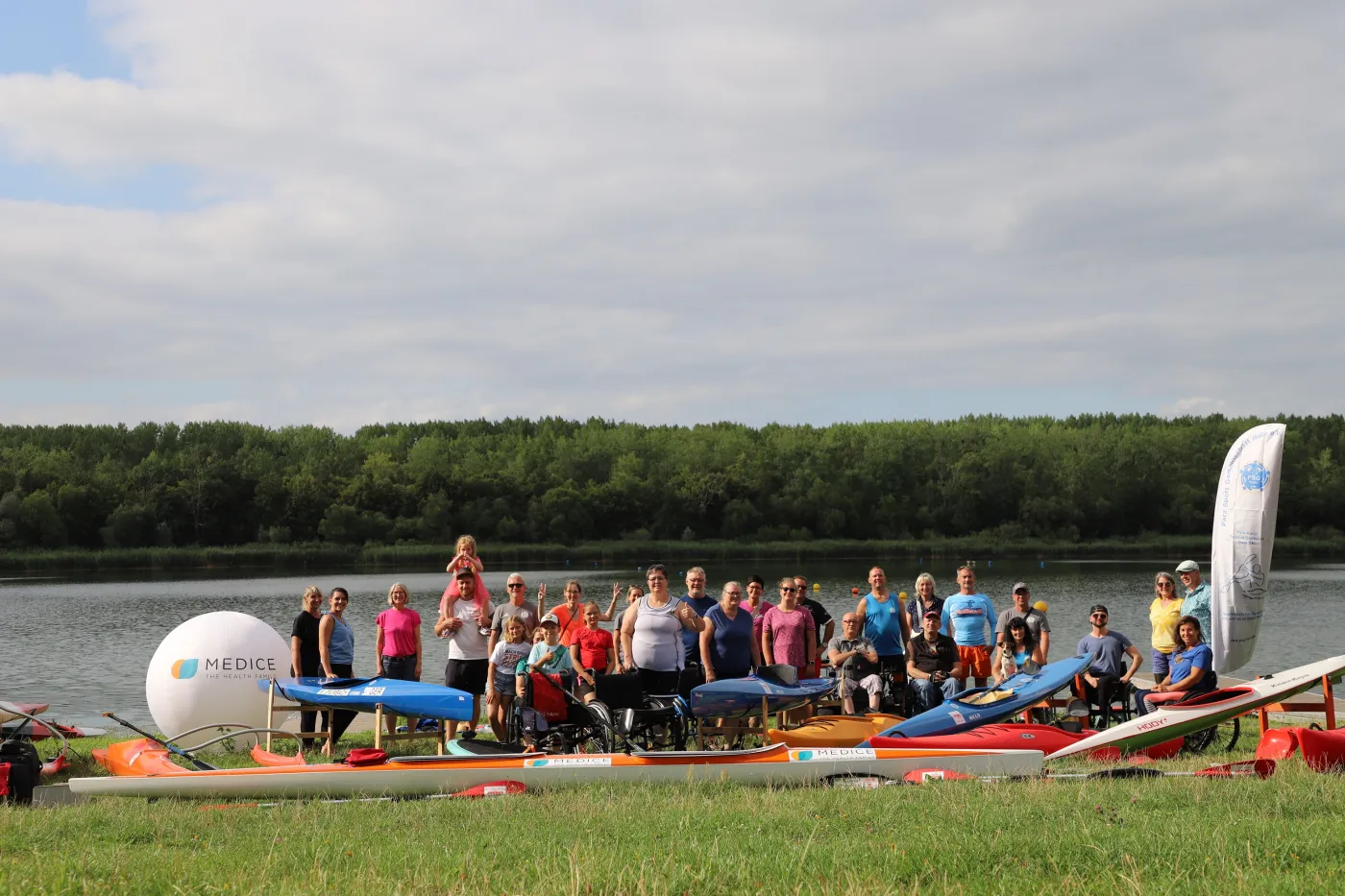 Gruppenfoto der Teilnehmenden des Wassersportcamps Gruppenfoto der Teilnehmenden des Wassersportcamps vorm Steg am See.