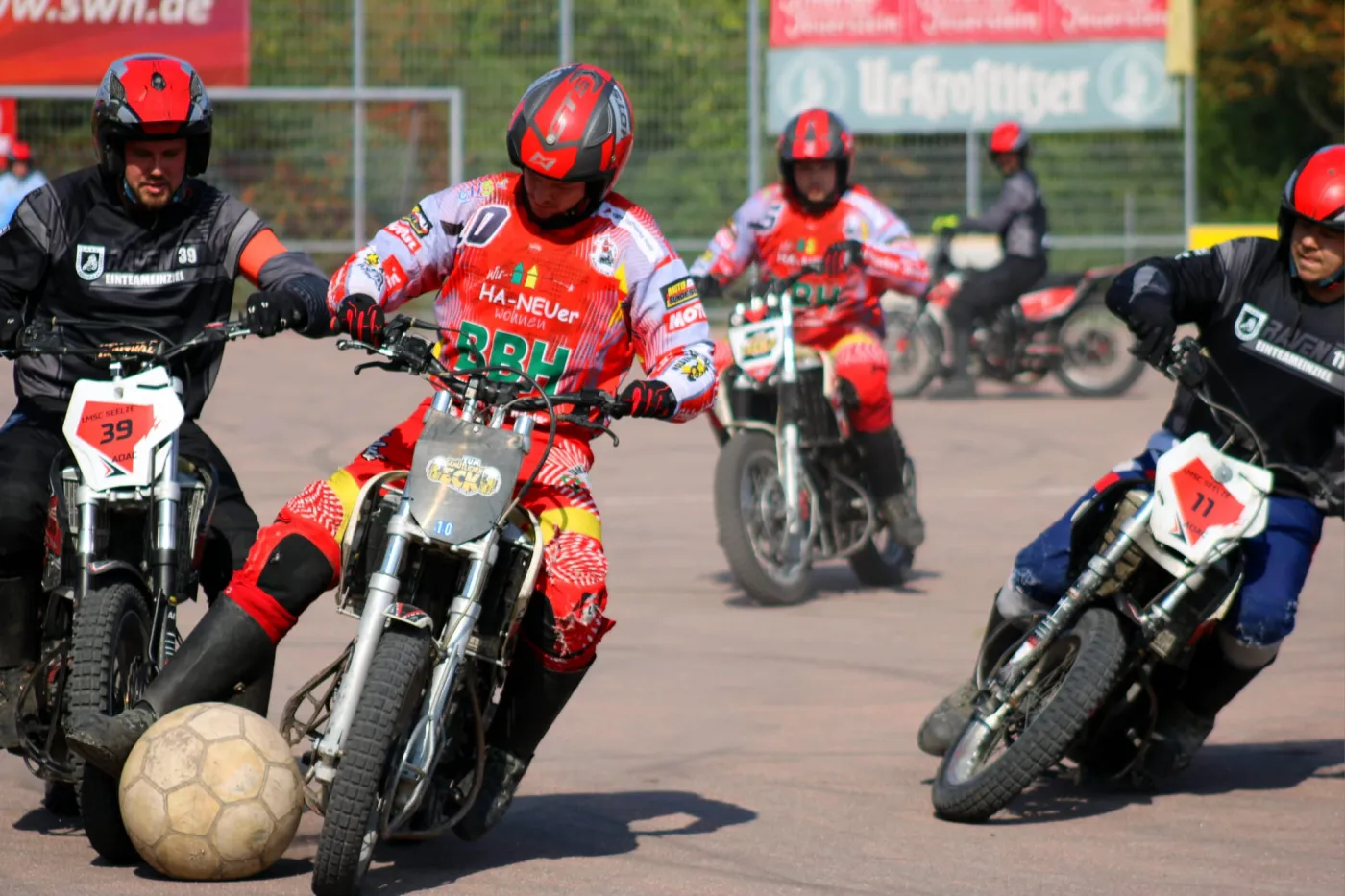 Motoball Motoballer in Action auf dem Platz: Ein Spieler von Halle mit Ball am Fuß.