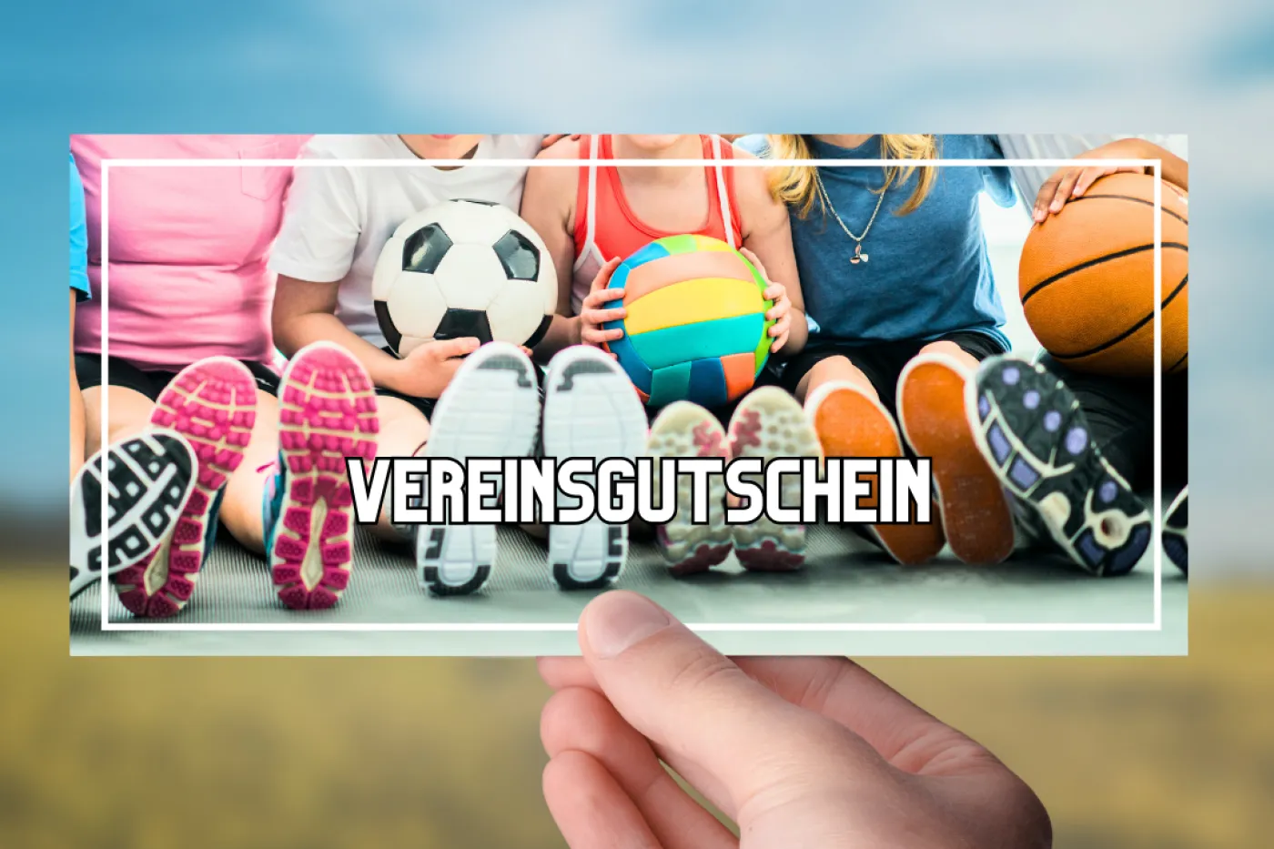 Vereinsgutschein Eine Hand hält ein Stück Papier vor Wiese und Himmel. Darauf sind mehrere Kinderbeine mit Schuhen und verschiedenen Bällen und das Wort "Vereinsgutschein".
