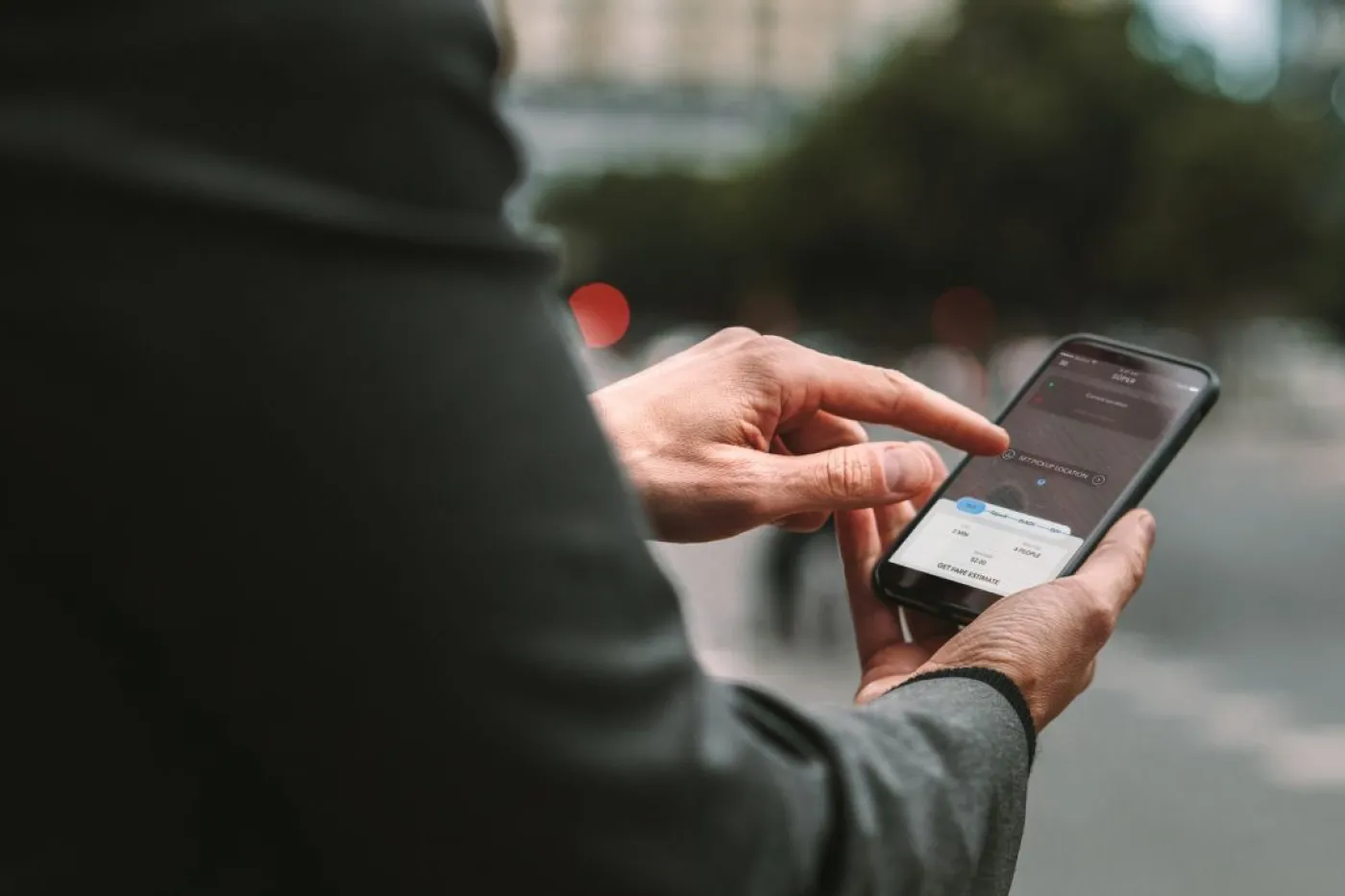 Bildausschnitt: Eine Person tippt auf einem Handy