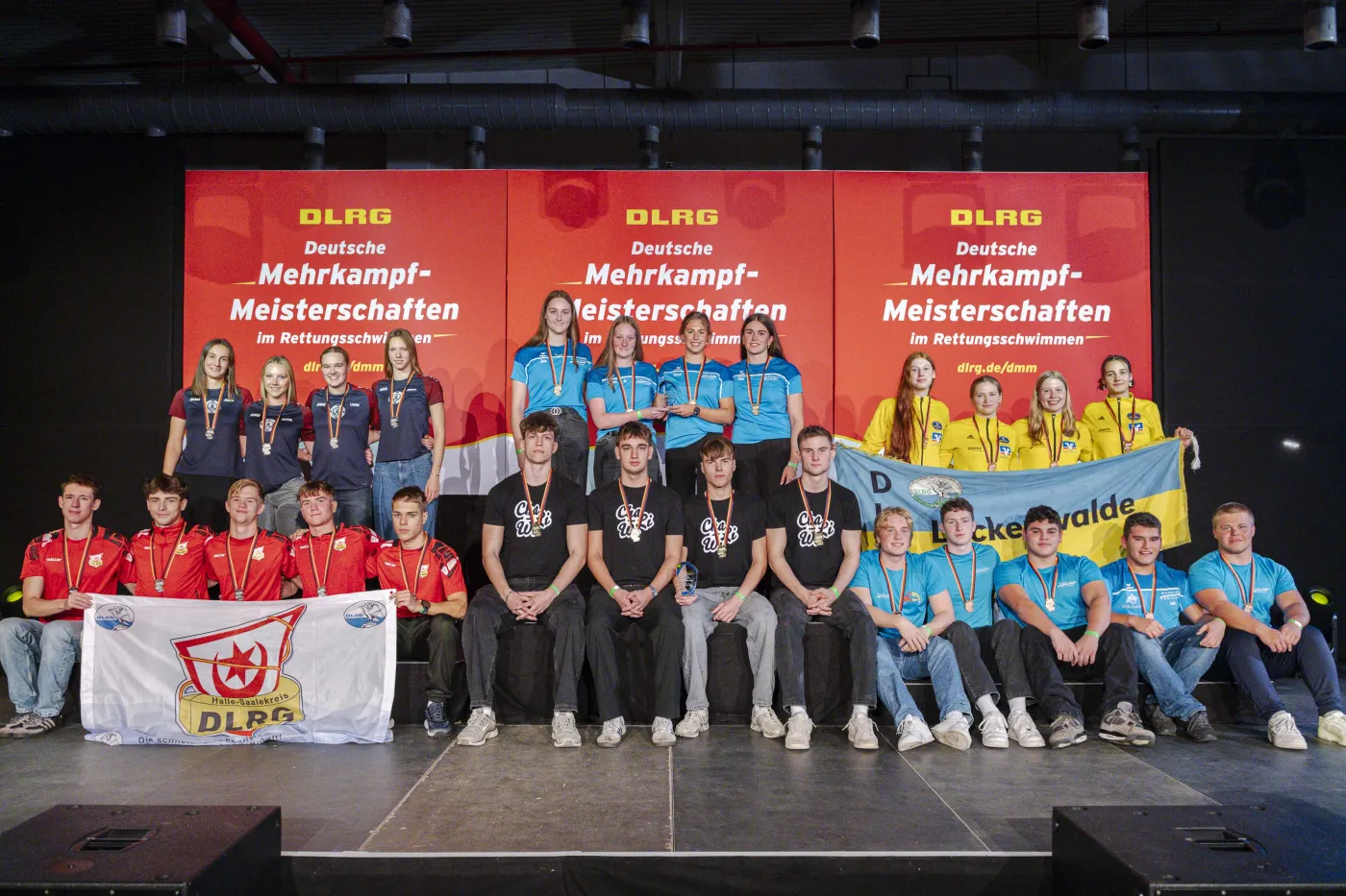 Siegerehrung: Mehrere DLRG-Mannschaften auf dem Treppchen.