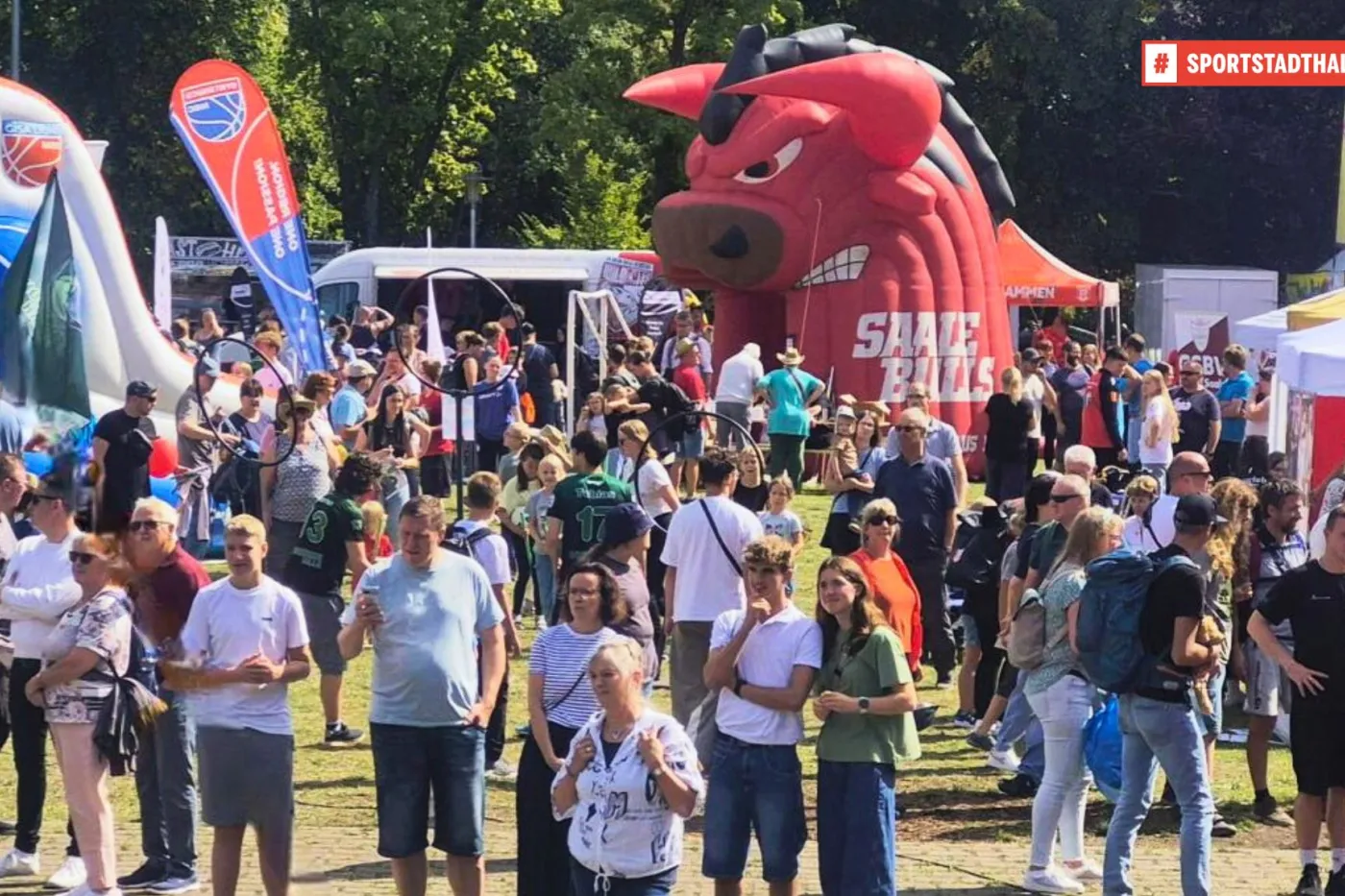Viele Besucher vor den Ständen der Sportwiese.