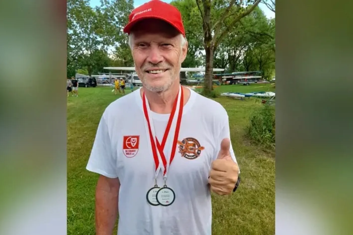 Egbert Gadde mit Medaillen