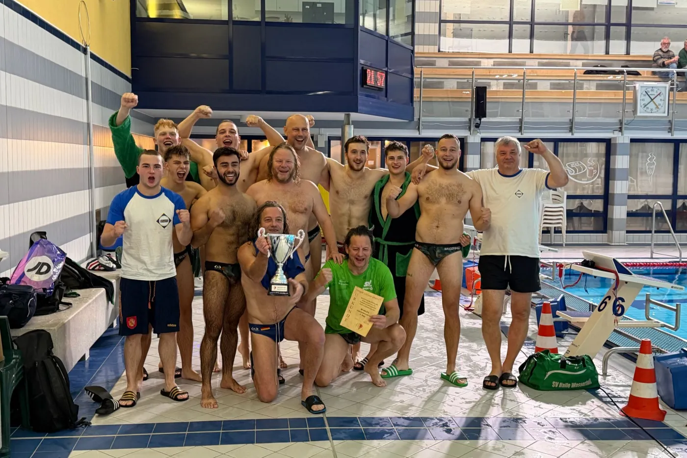 Die Wasserballer vom SV Halle posieren jubelnd fürs Foto.