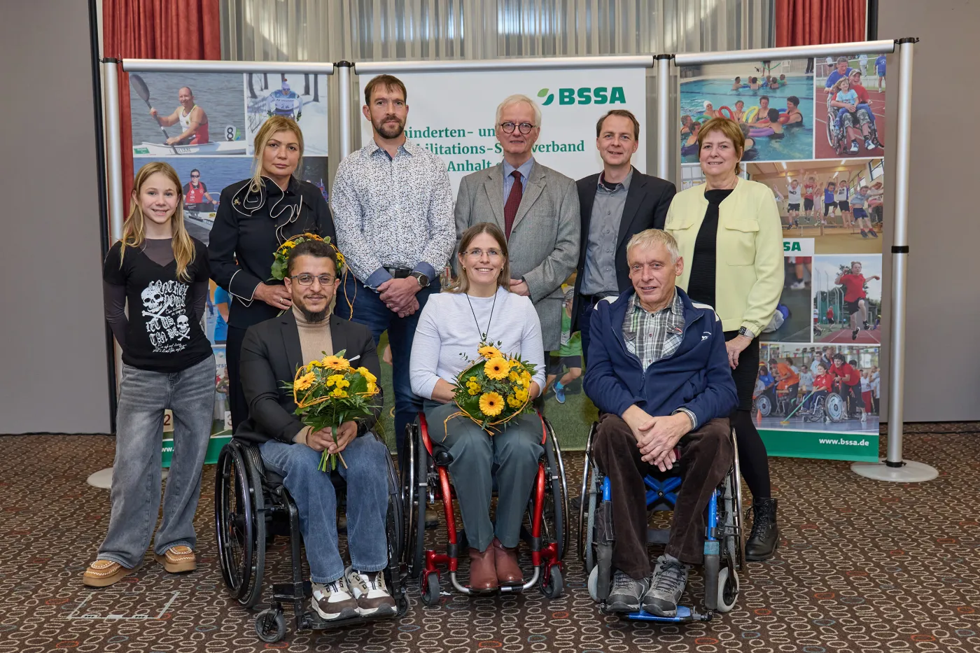 Para-Sportler und Auszeichnende posieren fürs Foto.