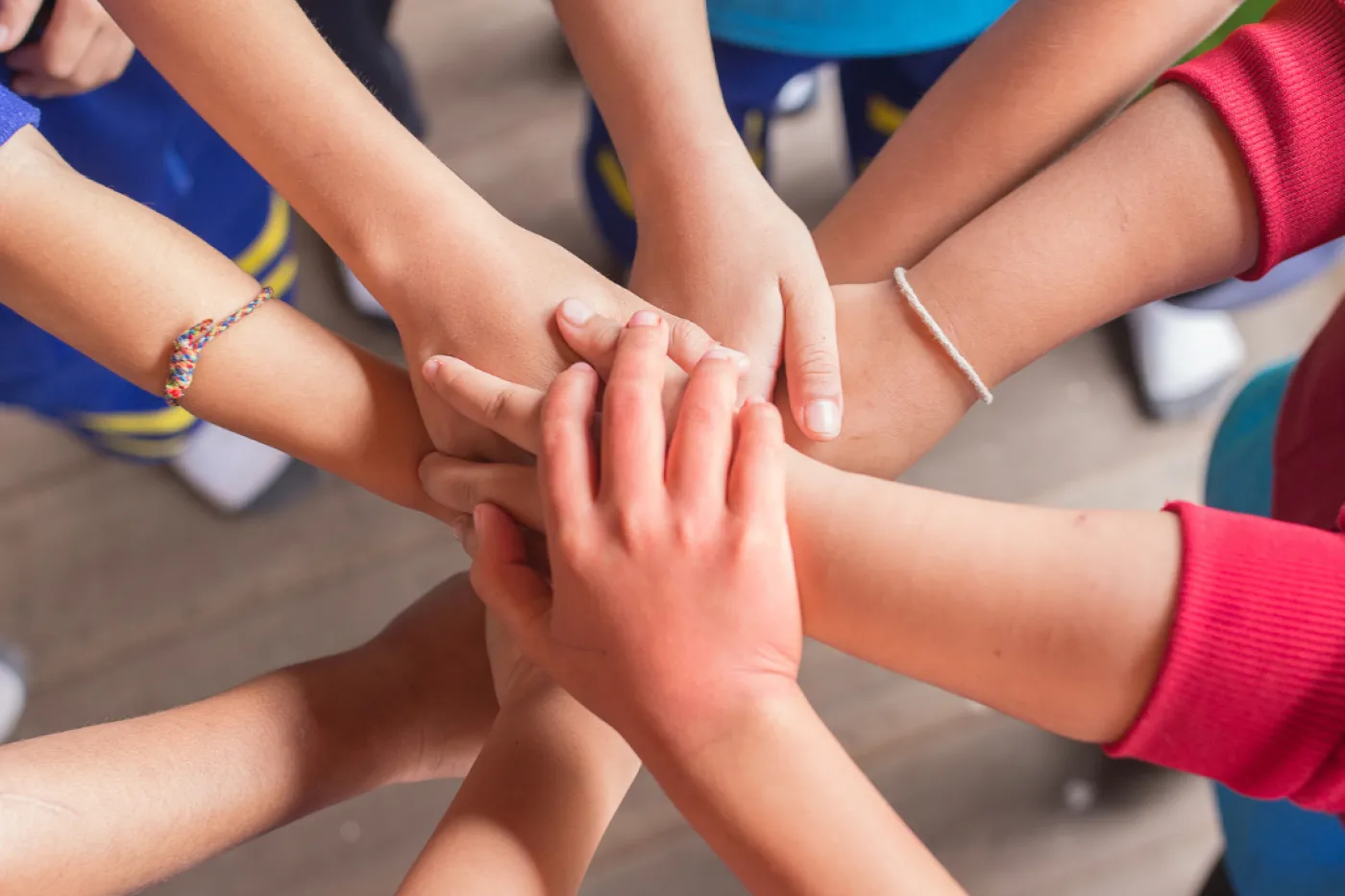 Hände im Kreis übereinandergelegt.