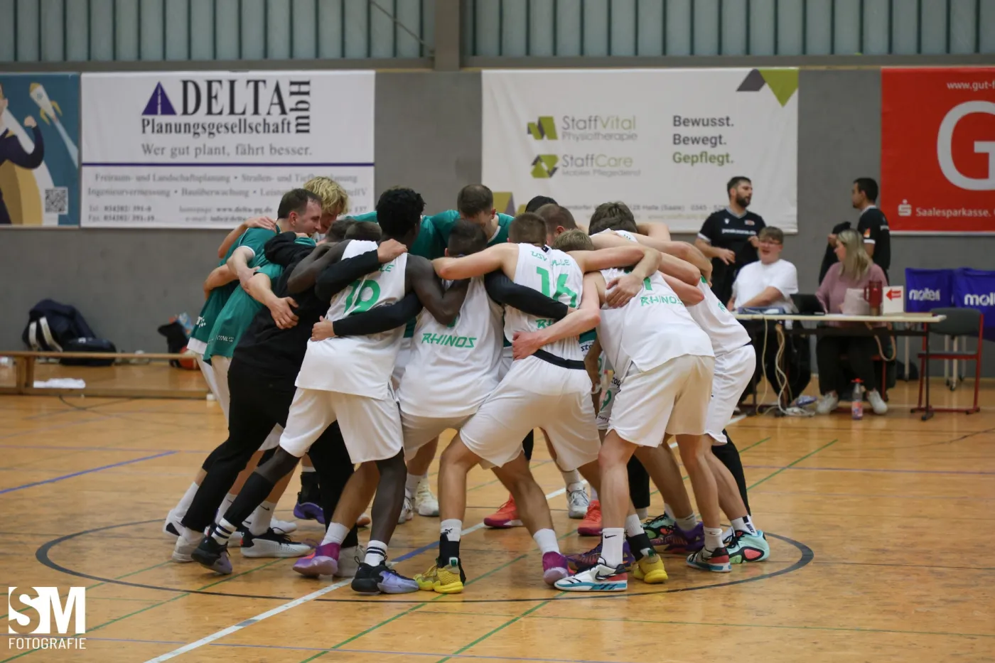 Die Spieler der USV Rhinos jubeln im Teamkreis.