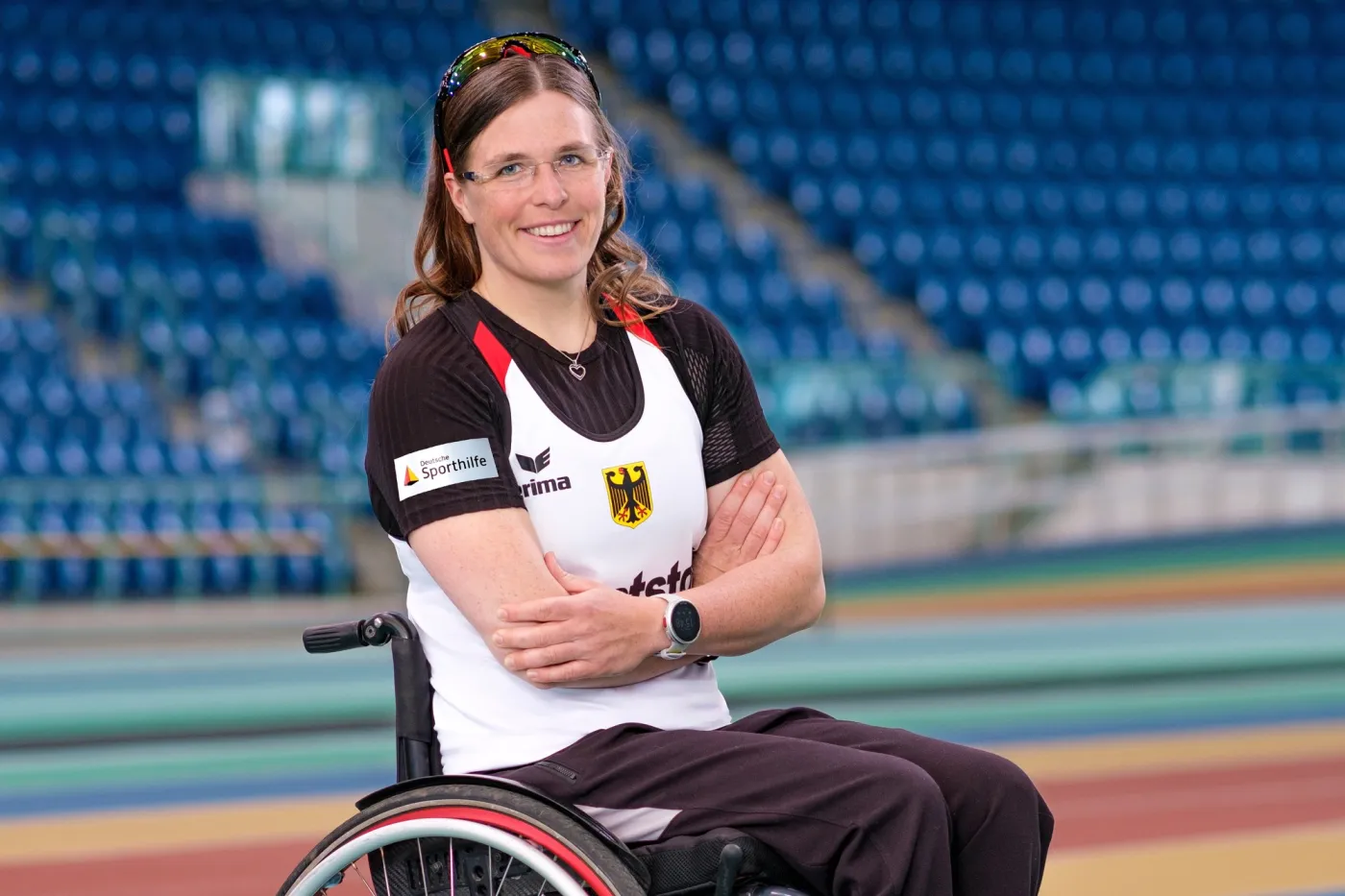 Anja Adler im Rollstuhl in einer Turnhalle