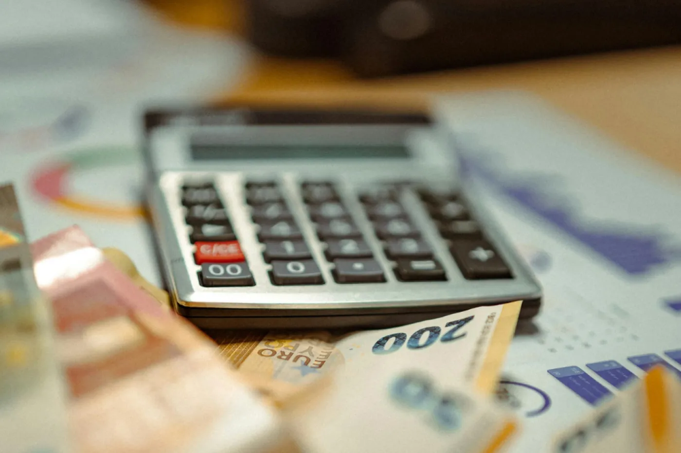 Taschenrechner und Geldscheine