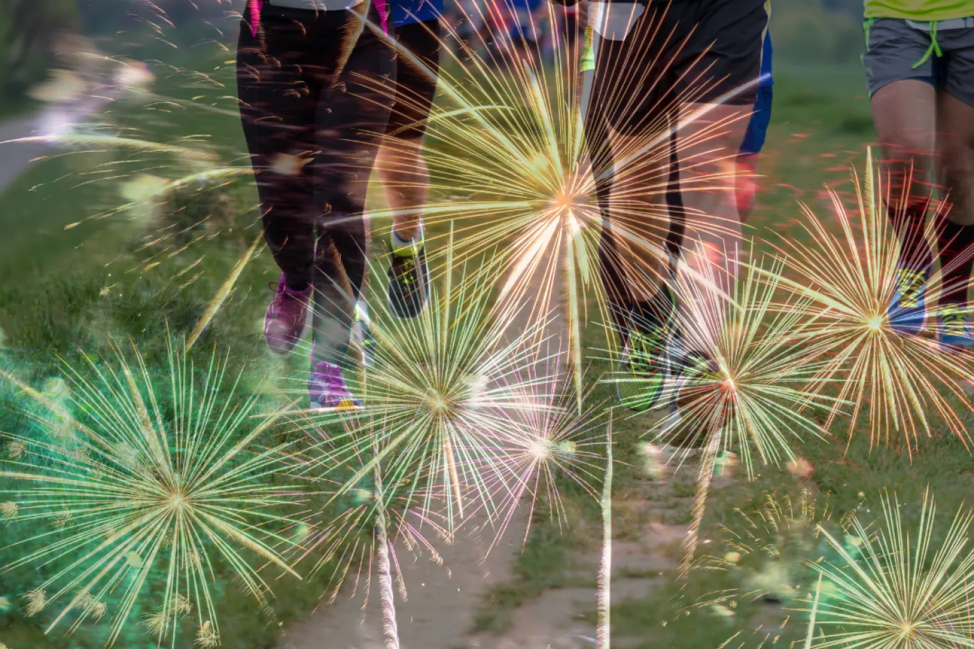 Bilder übereinandergelegt: Beine von Joggern und Feuerwerk.